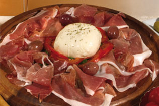 Antipasto Prosciutto di Parma e mozzarella di bufala - Cin Cin Bar Restaurant & Cafe' - MILANO